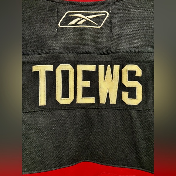 Authentic Reebok Jonathan Toews Blackhawks Jersey - Picture 4 of 7